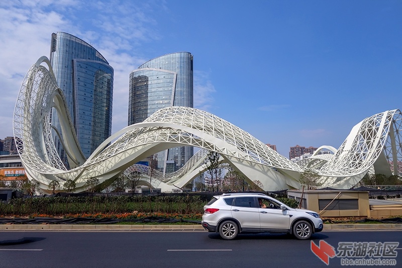 武汉光谷广场地标雕塑"星河"基本完工,市民路过"一睹为快"
