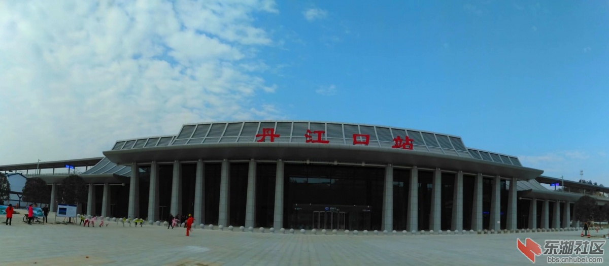 2019年11月23日拍,湖北汉十高铁丹江口站,南站广场正在绿化中.