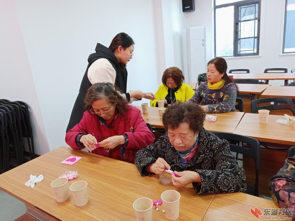 东沙花园社区老年人手工串珠爱心杯垫活动