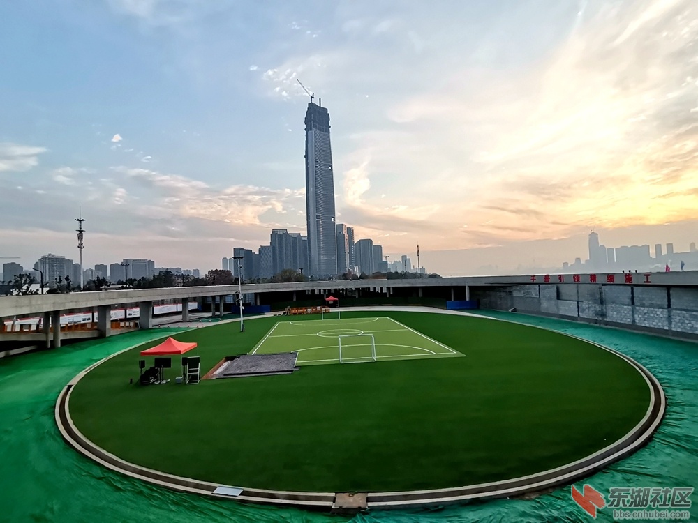 建设中的武汉月亮湾城市阳台工程