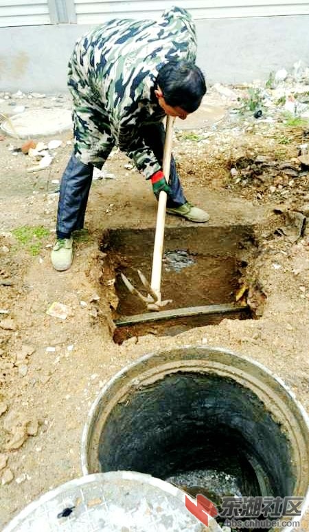 梅川镇桑梓园社区生活污水治理接户管网建设全面启动