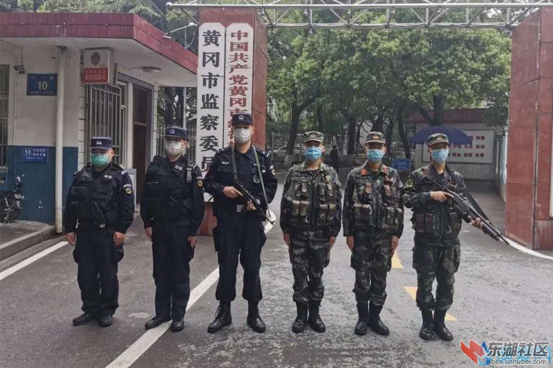 据悉,市巡特警支队联合武警黄冈支队进行街面武装巡逻防控,屯警街