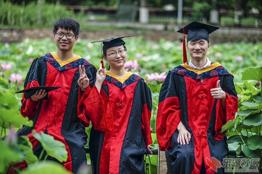 今天是华中科技大学博士生颁发毕业证书的日子,这些博士毕业生们