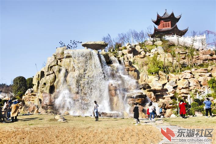 2月22日,宜都市青林古镇内的游客正在拍照留念.jpg