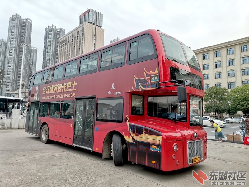 乘坐武汉旅游观光巴士逛江城