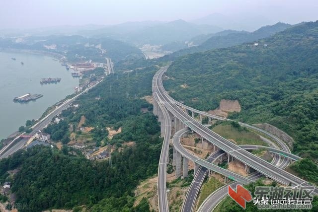 2021年6月1日,三峡翻坝江北高速公路宛如一条巨龙蜿蜒穿行在长江北岸5