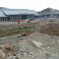 土关垭镇：湖北汉十高铁丹江口南站正在紧张建设中。