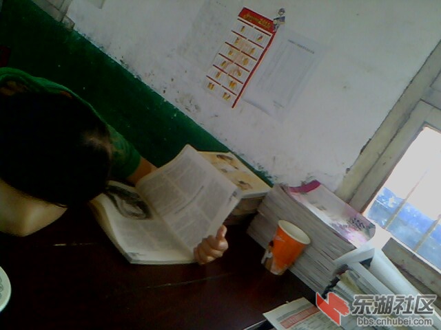 顾远卓教师倦倒在现代书刊边.jpg
