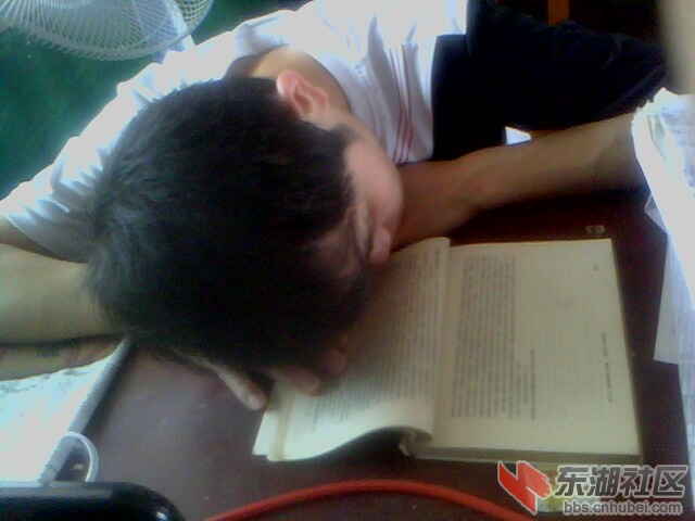 张云雷教师累倒在古籍书刊边.jpg