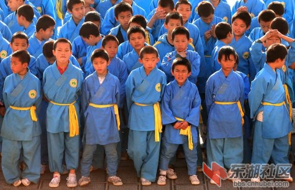 Students-wait-for-their-Kun-Fu-teache-at-the-Shaolin-Temple-in-Dengfeng_6.jpg