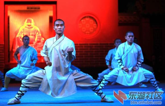 Chinese-monks-display-their-Kong-Fu-skills-at-the-Shaolin-Temple-in-Dengfeng_12.jpg