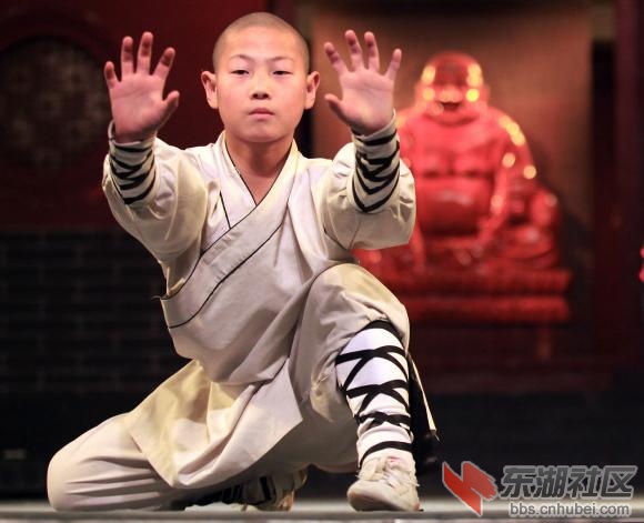 Chinese-monks-display-their-Kong-Fu-skills-at-the-Shaolin-Temple-in-Dengfeng_9.jpg