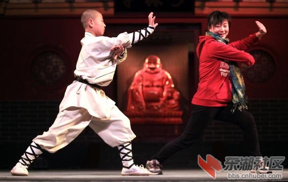 A-Chinese-monk-practices-Kong-Fu-with-a-Chinese-martial-arts-tourist-at-the-Shao.jpg