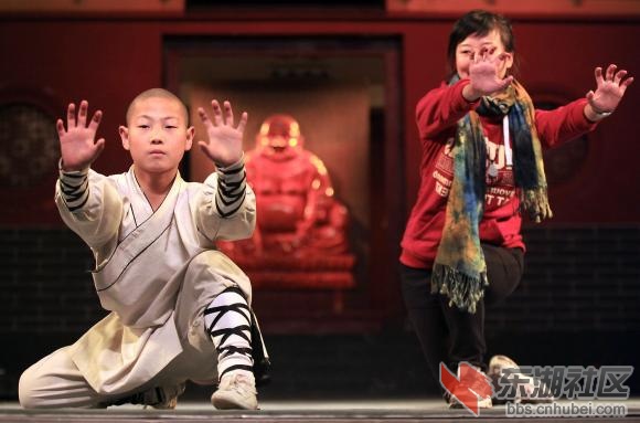 A-Chinese-monk-practices-Kong-Fu-with-a-Chinese-martial-arts-tourist-at-the-Shao.jpg