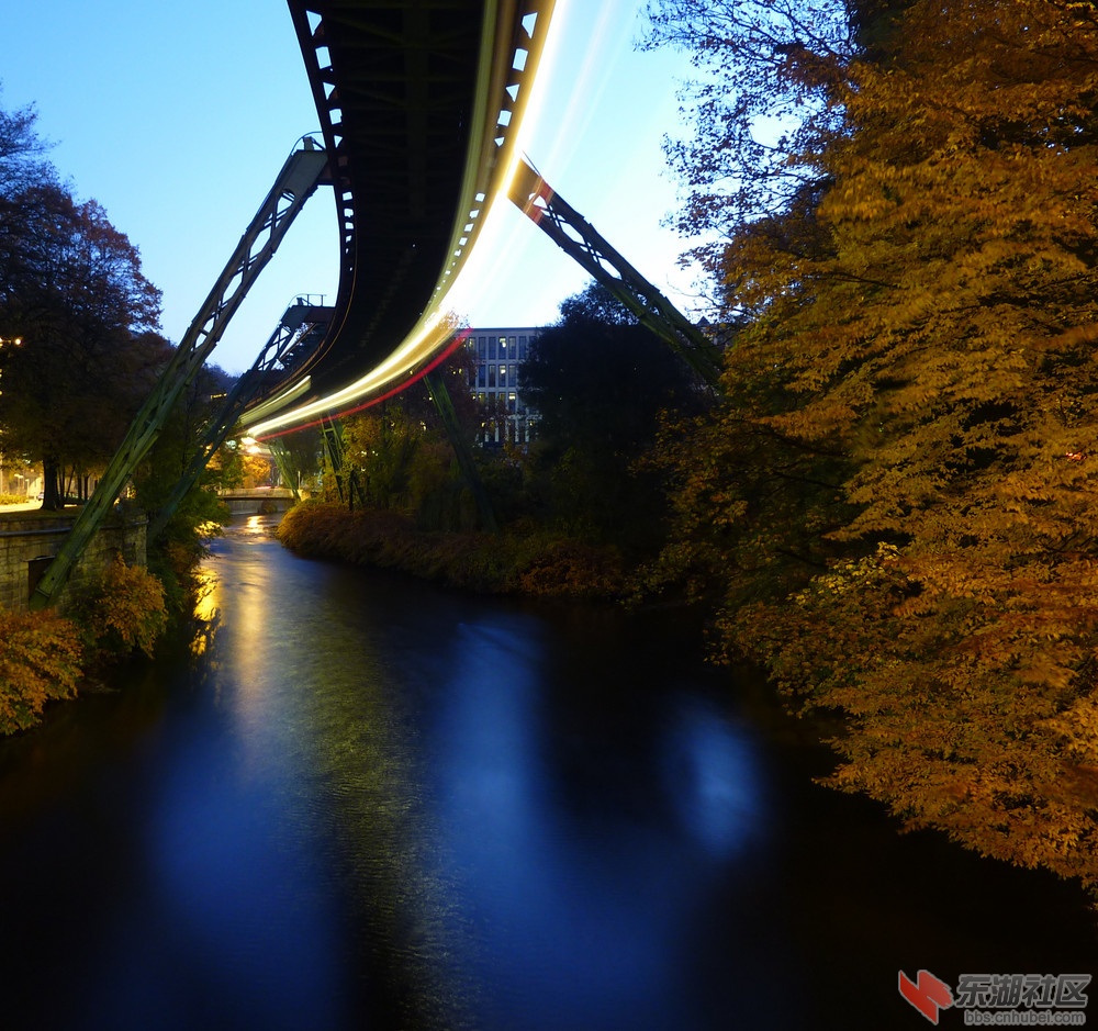 Schwebebahn夜景.jpg