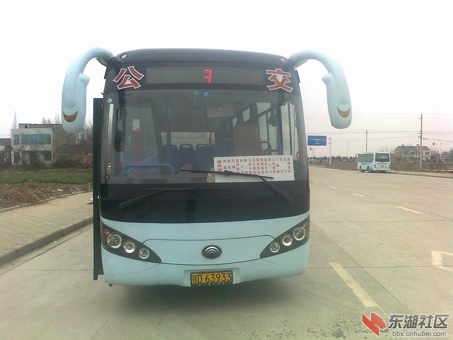 路边公交车三