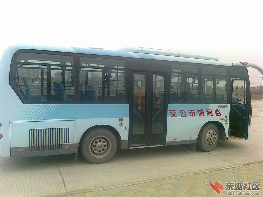 路边公交车四