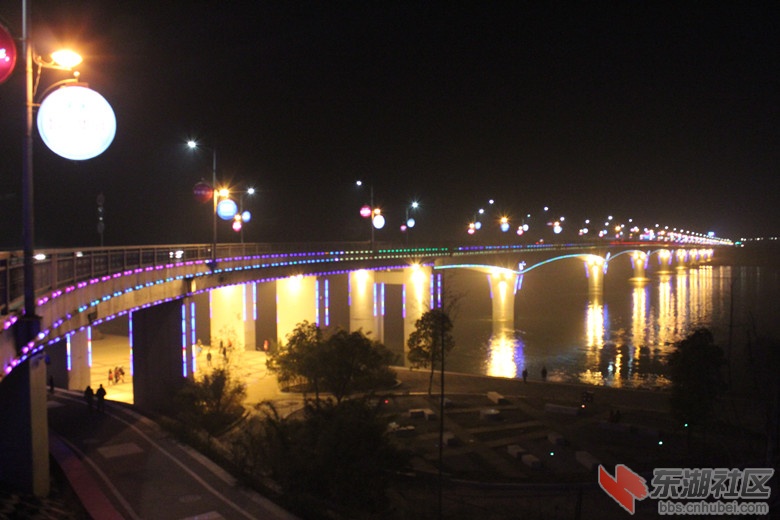 夜幕下的丹江口施工大桥.jpg