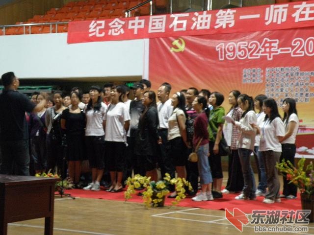 2石大学生引吭高歌.JPG