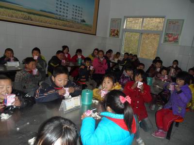 学生课间饮用牛奶 SAM_0336.JPG