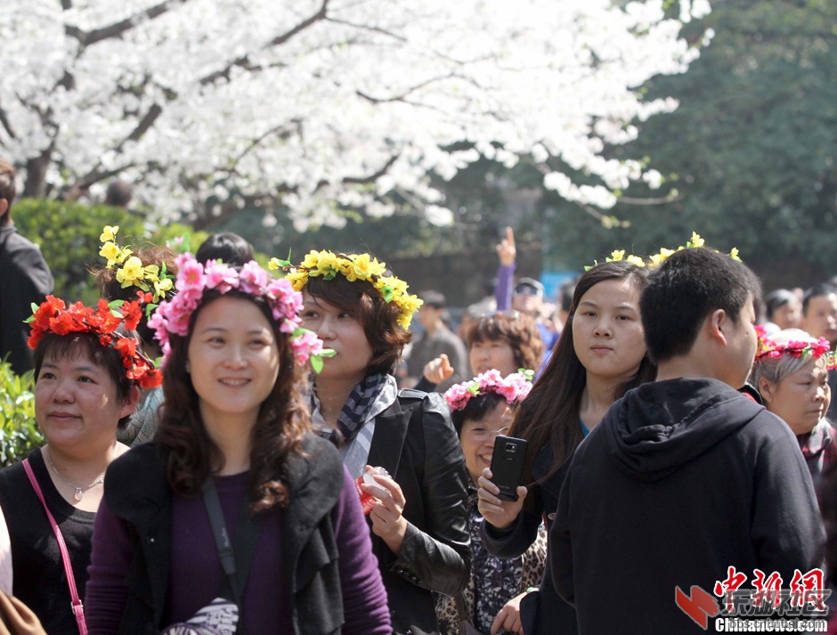 3月31日，阳春三月，武汉春意浓。前往武汉大学校园欣赏樱花的游客络绎不绝，许多旅客.jpg