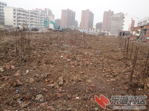 基础回填形成水池