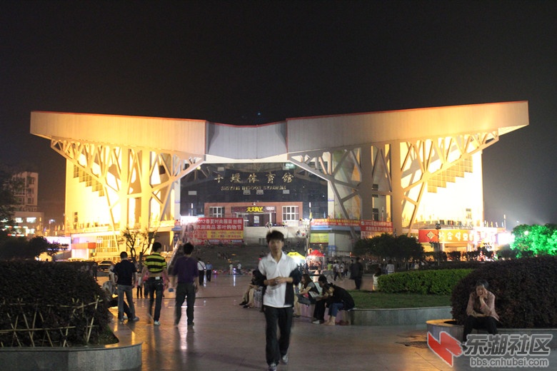 十堰市体育馆夜景图片.jpg