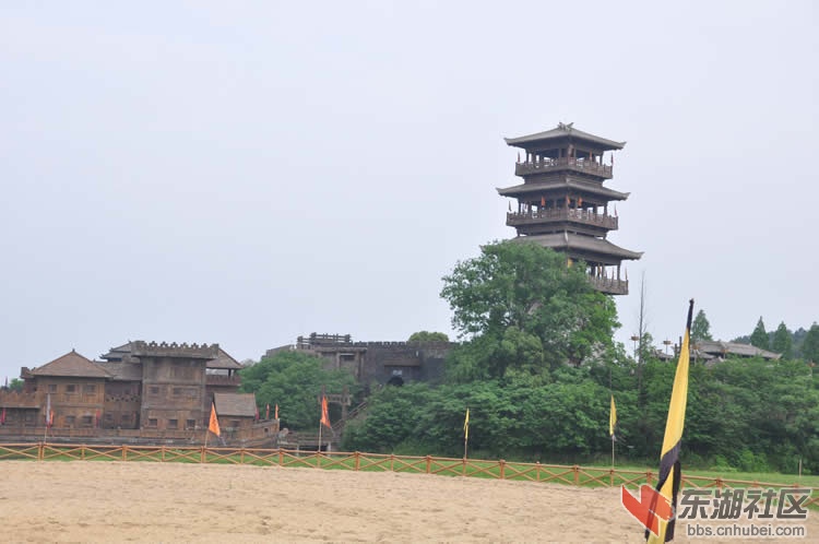 跑马场和仿古瞭望塔