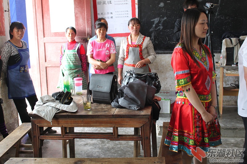 厨师们等待客人入席 满意才自己入戏.jpg