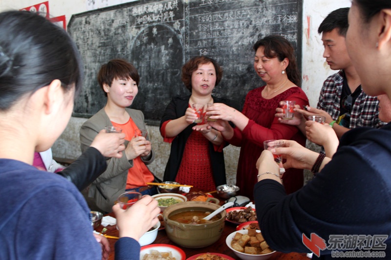 热情的土家干部.jpg