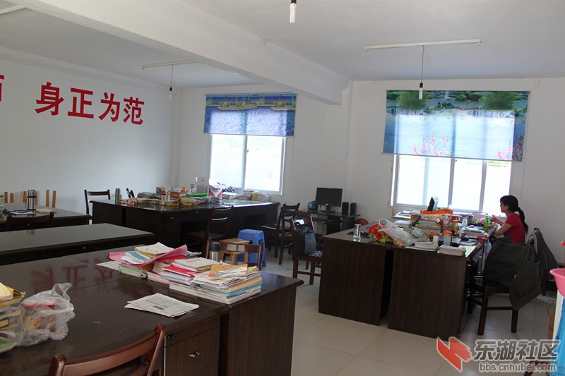 全国优秀教师五一模范范献龙的同事.jpg