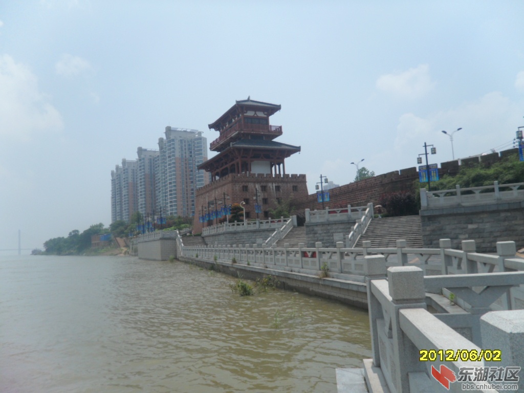 无风有浪，势压城楼