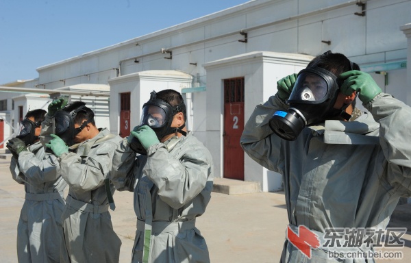 特燃站内，士兵们身着防化服运输火箭燃料.jpg