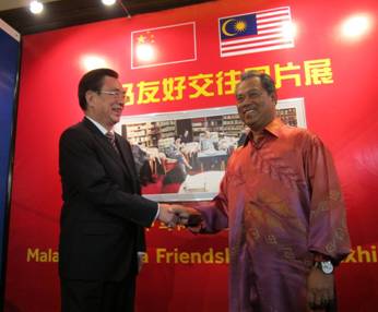 中共中央政治局常委、中央纪委书记贺国强（左）与马来西亚副首相丹斯里慕尤丁（右）合影 ...