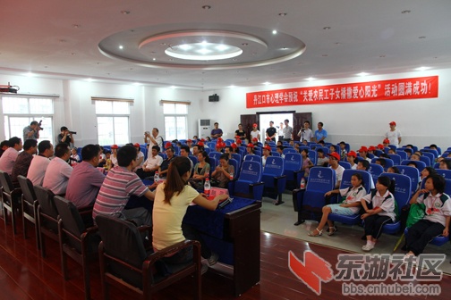 不大的会场，满满的人