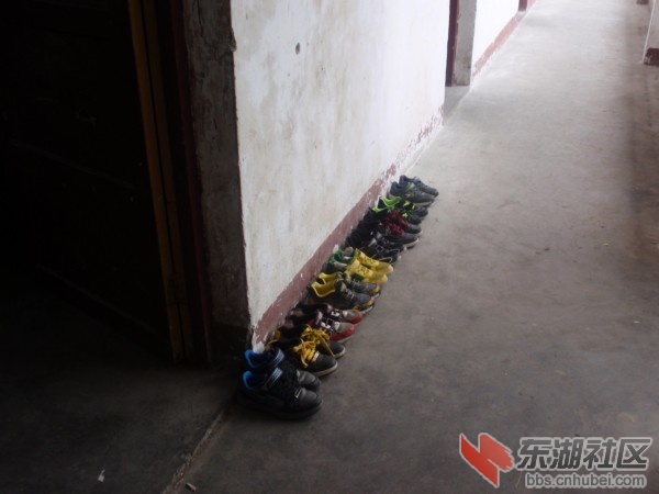 鞋子摆放整齐