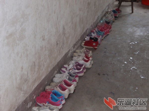 鞋子摆放整齐