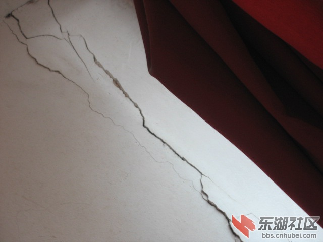 墙面开裂？装修问题撒.jpg