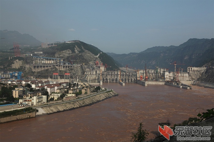 向家坝大坝紧挨水富县城.jpg