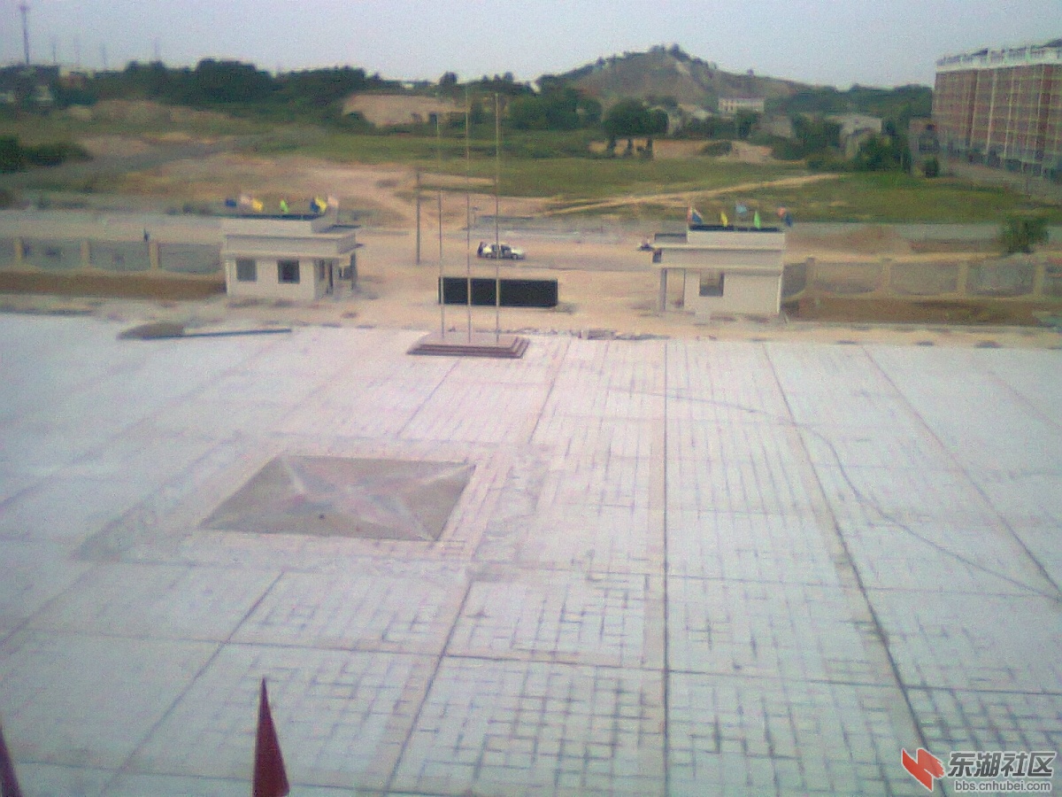 学校四周要不是工地，要不就是待建地块