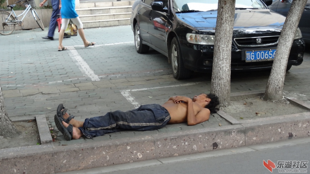 人行道上的流浪汉