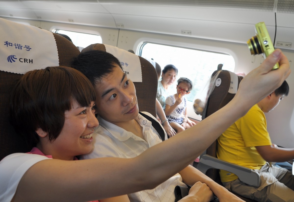 DSC_0577和谐号上的情侣.jpg