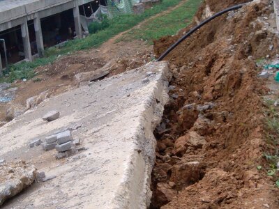 滑坡的水泥路.jpg
