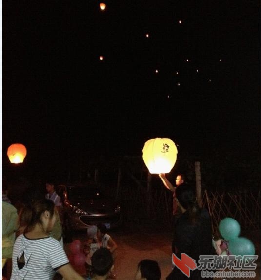 　　所有的许愿灯，挂在夜空上，又如繁星般美轮美奂。.jpg