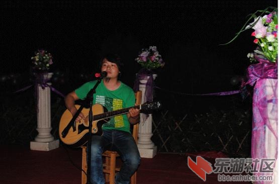 　　表演者有点小挫，不过歌倒是唱得蛮好听的~~哈哈.jpg
