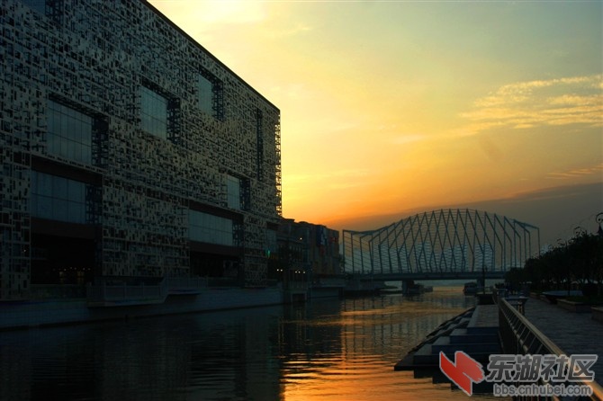 汉街夕阳.jpg