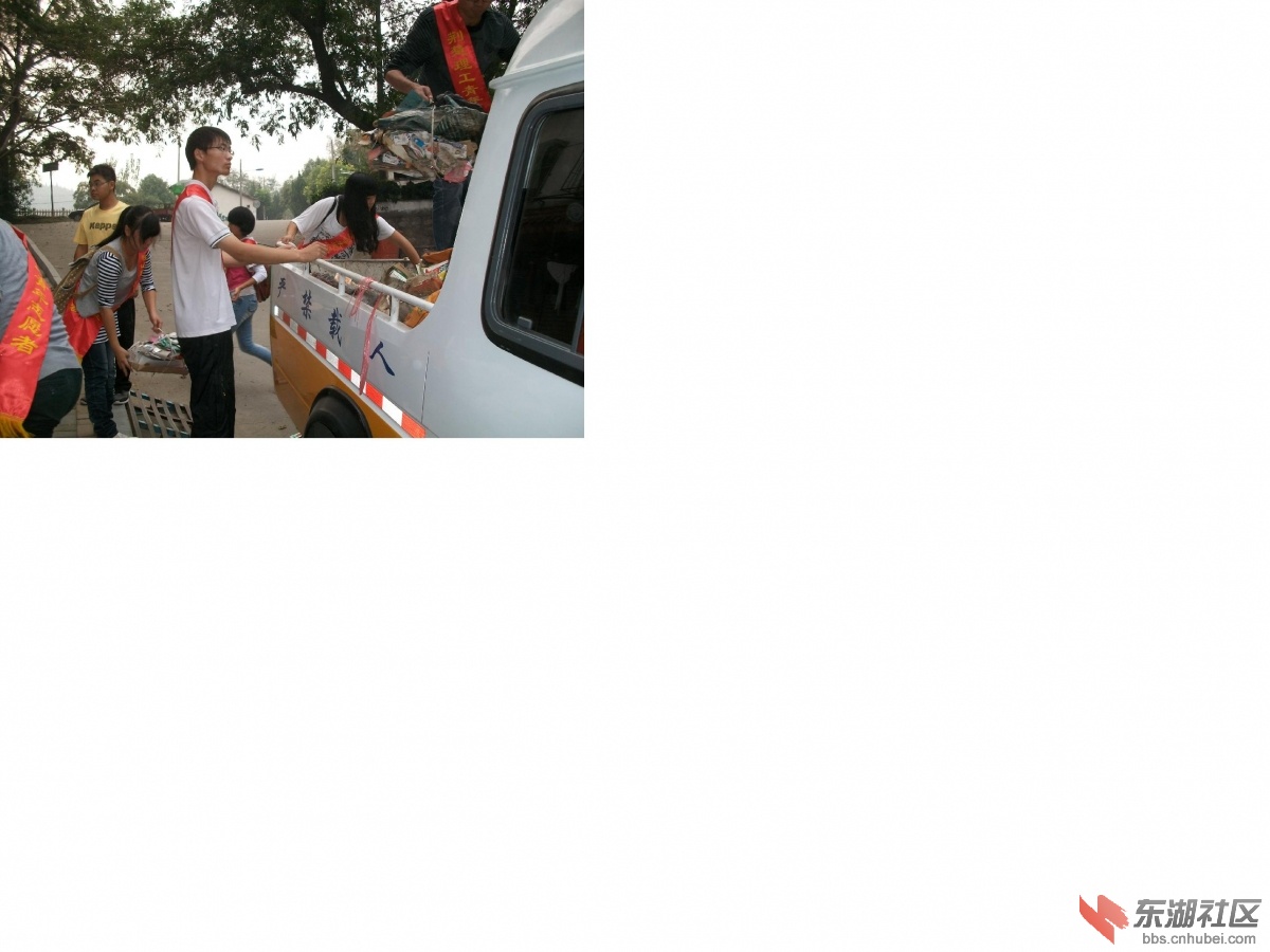 ALIM忙卸车.JPG