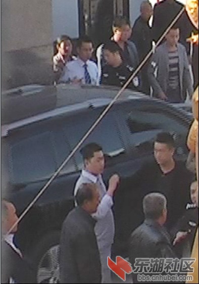 拉人的车进去，派车所所长往外走