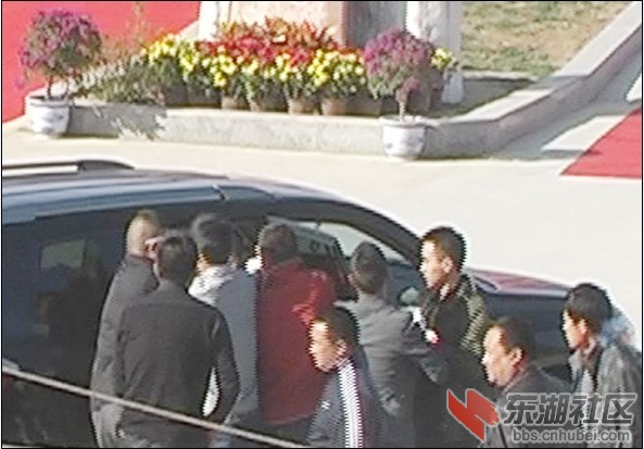 右下角是村领导，看都这幕发生