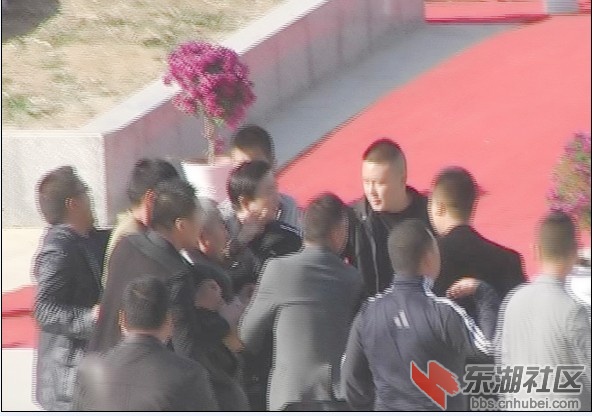 警察和混混正把人往车上拽